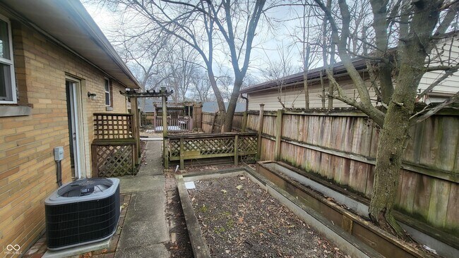 Building Photo - 1450 N Campbell Ave