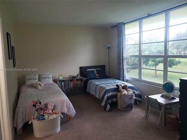 Building Photo - 550 Oaks Ln