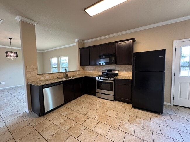 Building Photo - Move-In Special! Spacious 3BR Home with La...