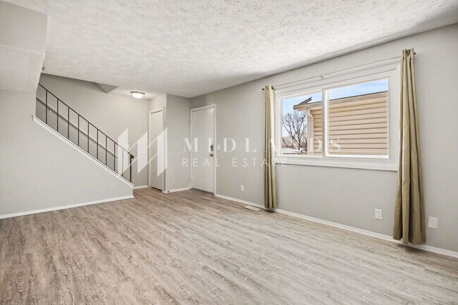 Building Photo - Bellevue Townhome