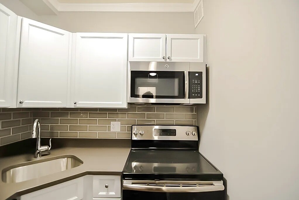 Building Photo - 827 W Lakeside Pl