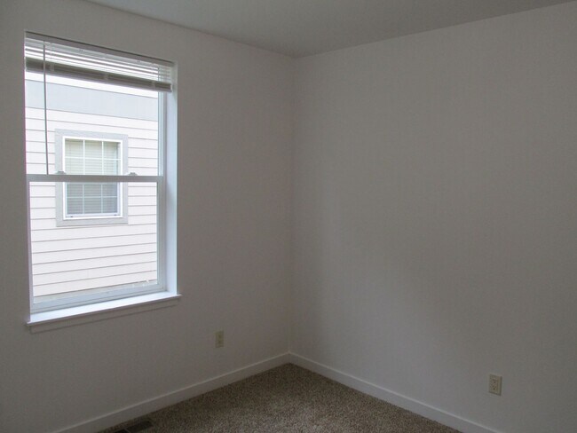 Building Photo - 3 Bedroom House in Burlington