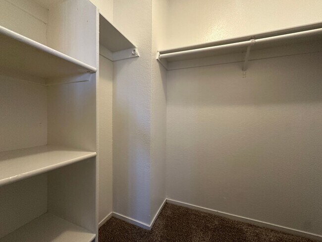 Building Photo - Spacious 2 Bed Townhome with Balcony, Washer/Dryer Included