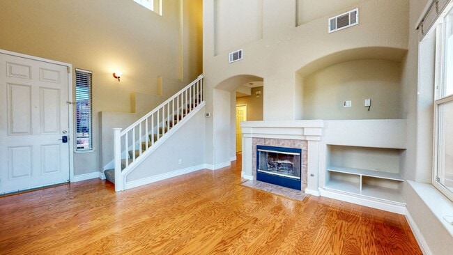 Building Photo - Bright two story 3 Bedroom 2.5 Bathroom Ho...