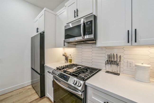 Building Photo - 718 W Donovan St