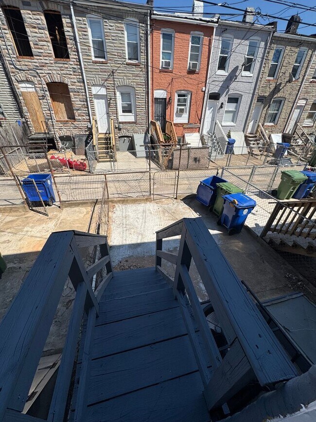Building Photo - Charming Rowhome with Modern Touches in Ea...