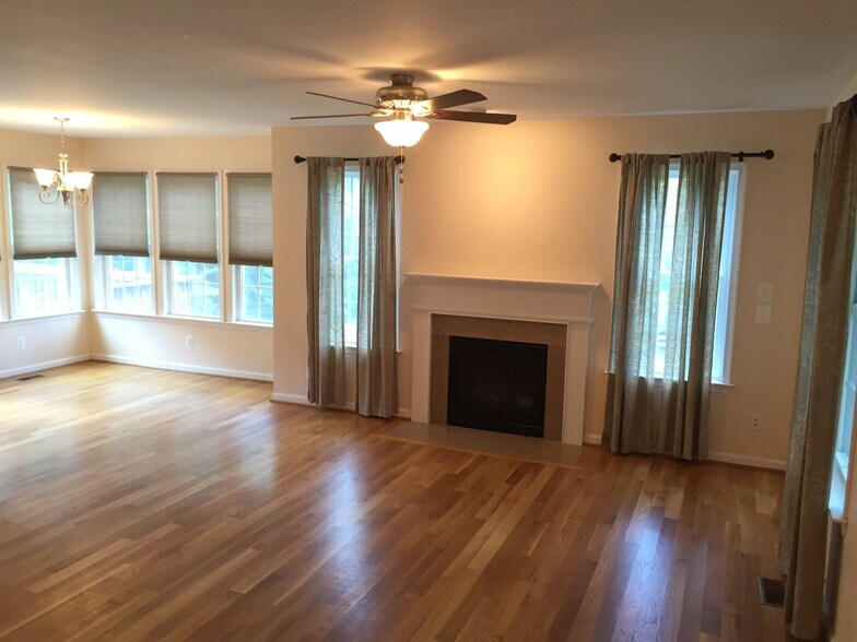 Building Photo - 320 Pine Shores Dr