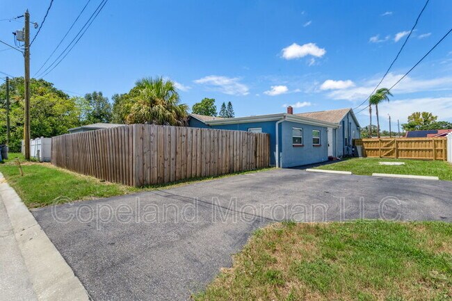 Building Photo - 4636 Fairfield Ave S