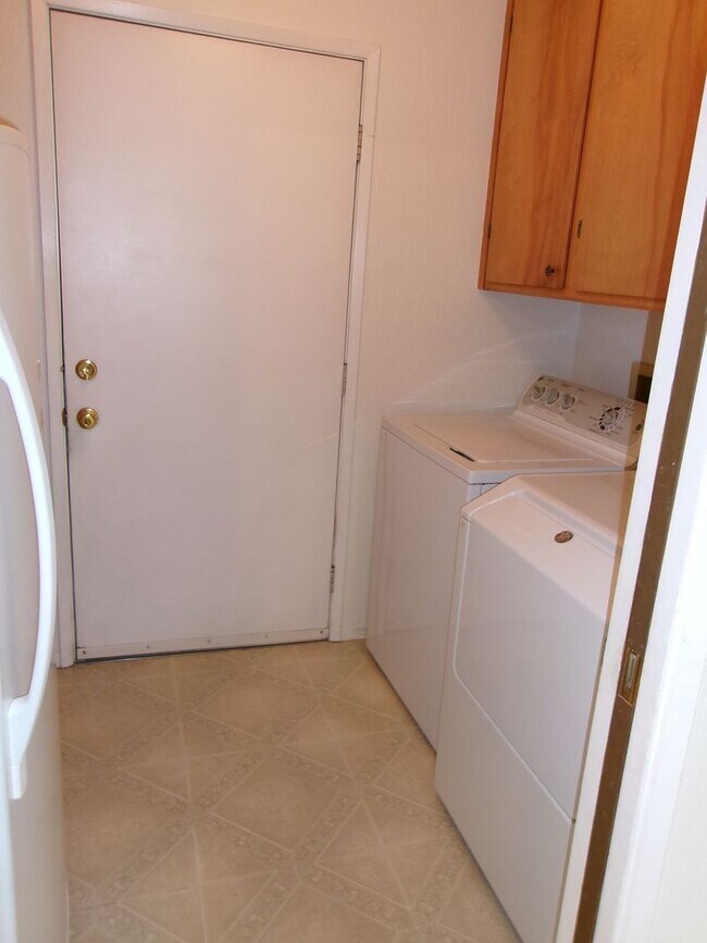 Building Photo - Beautiful 3 bedroom, 2 bath home w/4-car t...