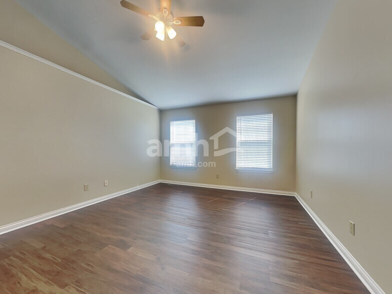 Building Photo - 8420 Stratford Ct