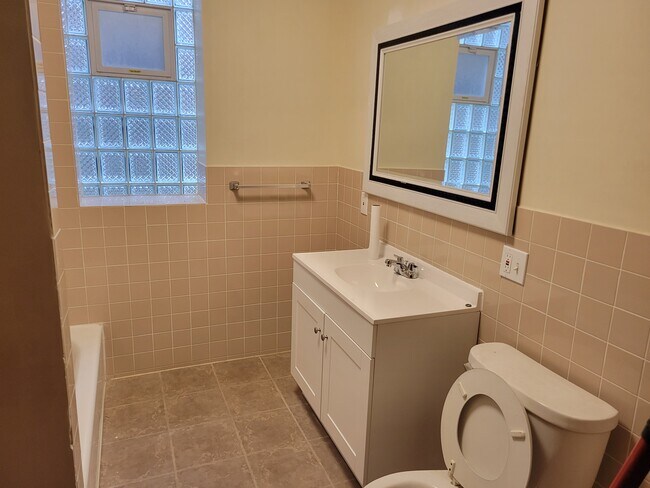 Building Photo - 3752 W Dickens Ave