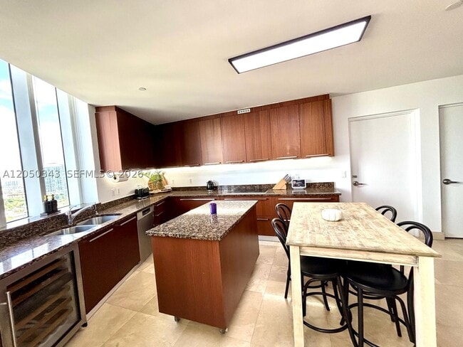 Building Photo - 15901 Collins Ave