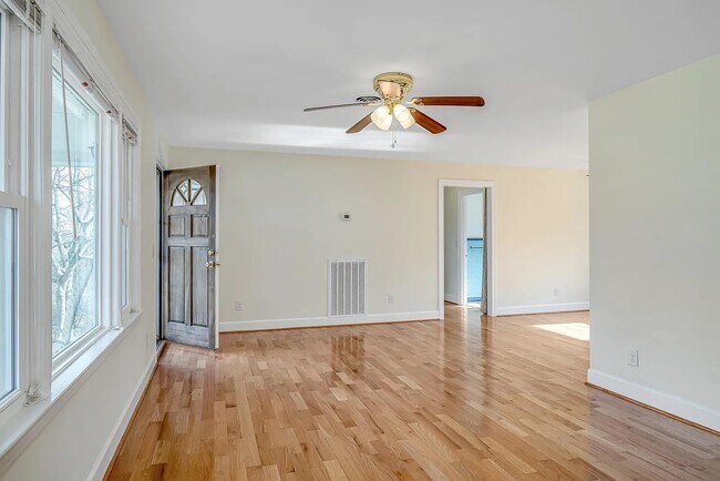 Building Photo - 3245 Kings Ln