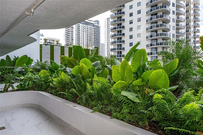 Building Photo - 700 NE 24th St