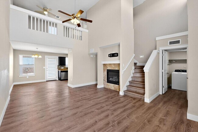 Building Photo - Two story 3 bedroom 2.5 bath in Santa Tere...