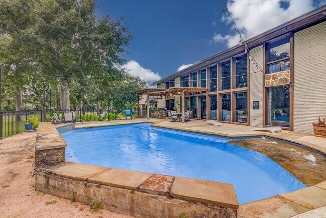 Building Photo - 22 Winged Foot Dr