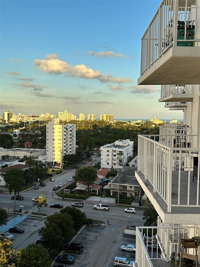 Building Photo - 1228 West Ave