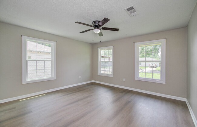 Building Photo - 5839 Southurst St