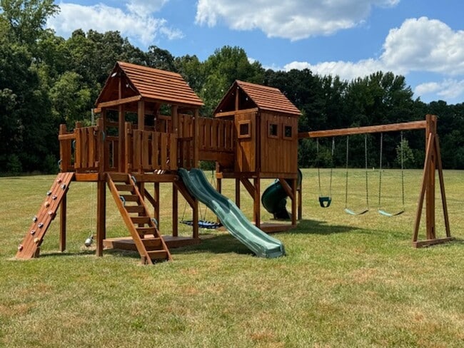 Building Photo - Lightly Furnished 4BR, 4BA Chapel Hill Hom...