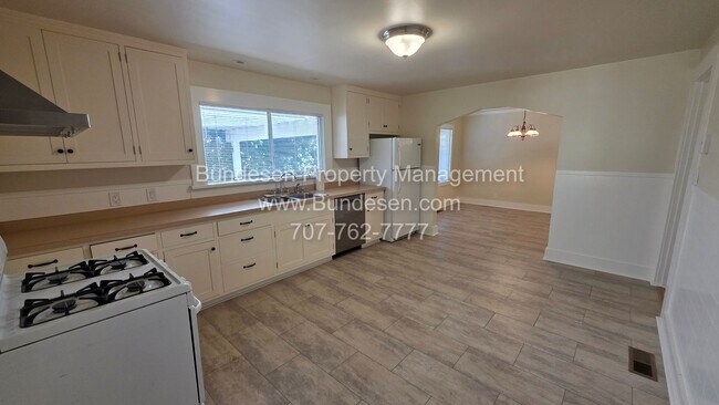 Building Photo - Charming Mid-Century Bungalow & Updated Co...