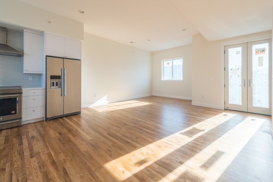 Open floor plan, bright south facing windows - 2530 28th St