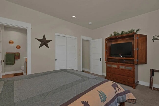 Building Photo - Eagle Crest Bunkhouse