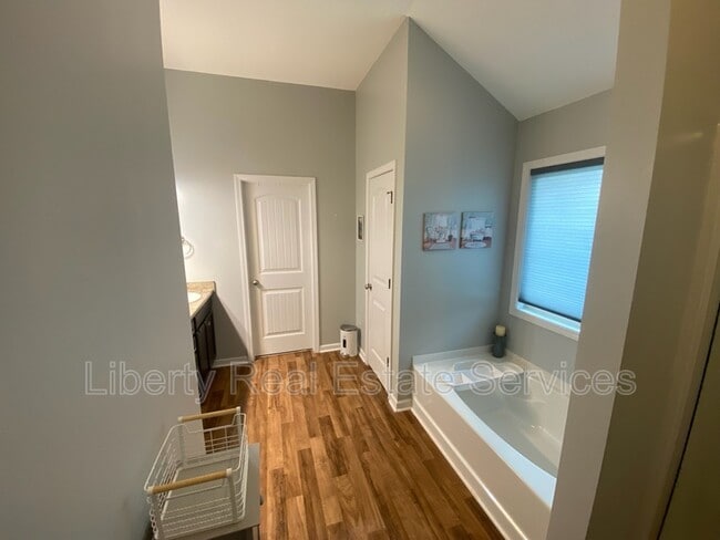 Building Photo - 162 Carriage Way