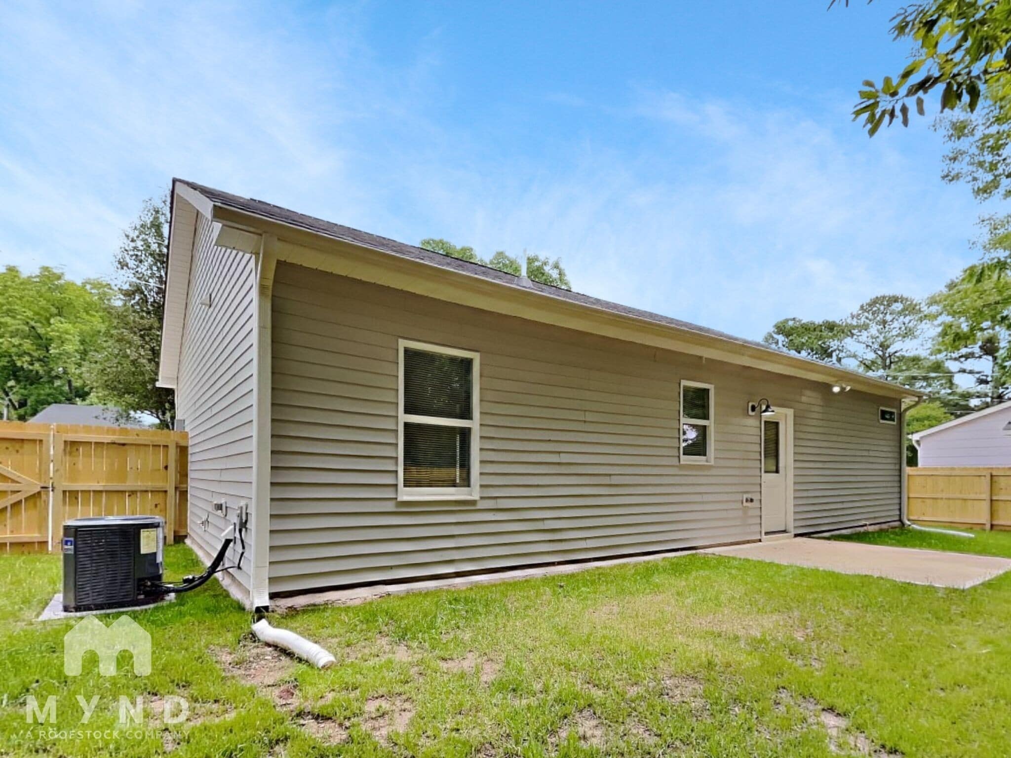 Building Photo - 420 E Cedar Ave