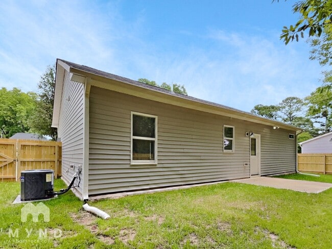 Building Photo - 420 E Cedar Ave