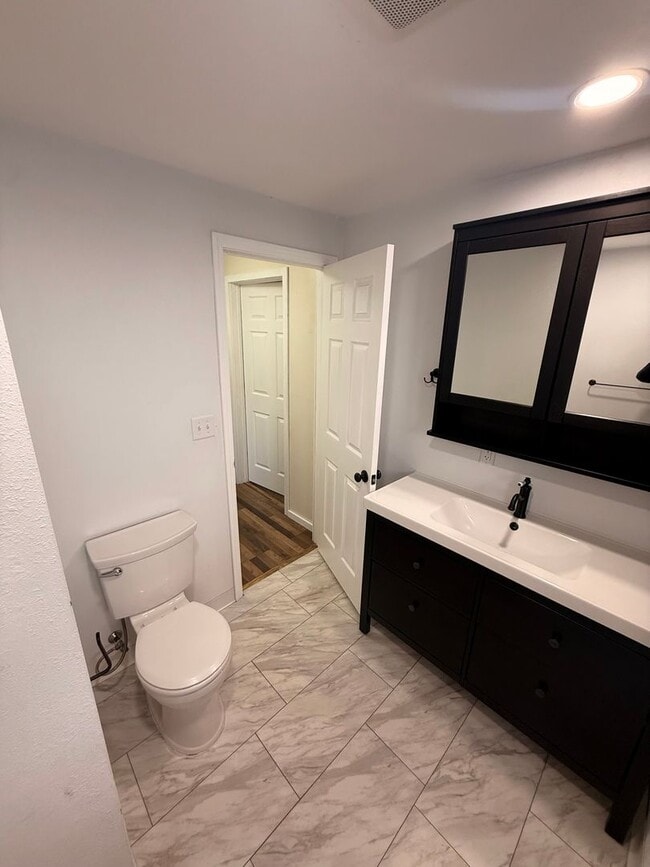 Building Photo - Charming  2 Bed 1 Bath Close to downtown and 1.9 miles to Sky Lakes Medical Center and Oregon Tech