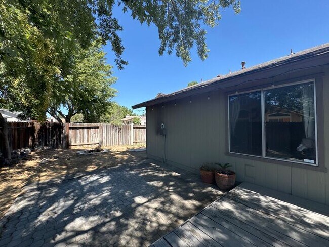 Building Photo - 3 bed, 2 bath Property in Sparks - Availab...