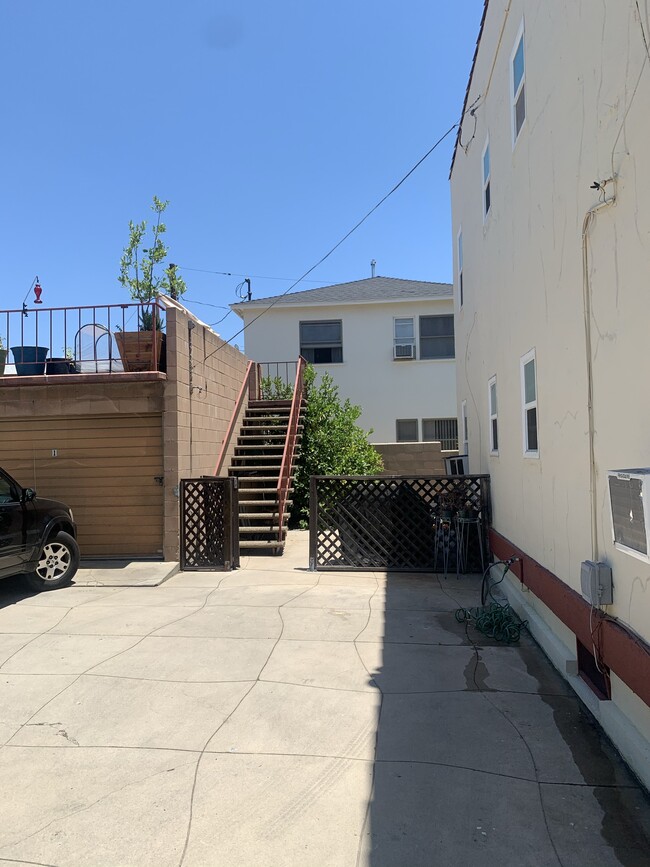 Stairwell to common area above garages - 619 E Chevy Chase Dr