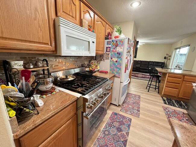 Building Photo - Beautiful 3 Bed, 2.5 Bath House in Central...