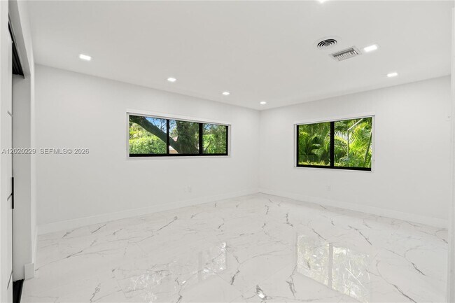 Building Photo - 112 E 1st Ct