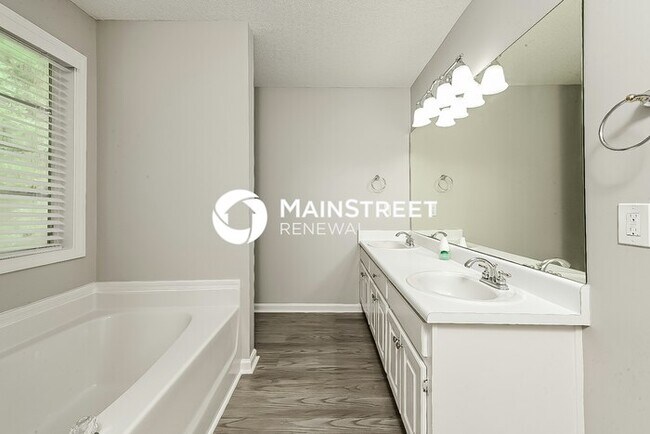 Building Photo - 4 Bedroom Pet-Friendly Home in Stockbridge...