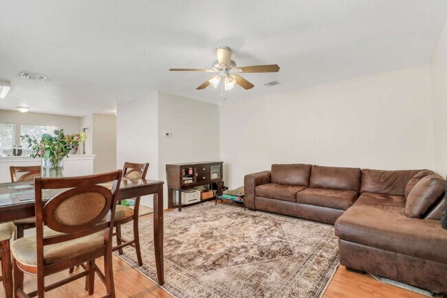Building Photo - 1 Small pet allowed, multi year lease discount available upon request.