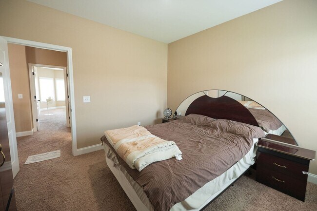 Building Photo - Spacious stunning 5-Bedroom 4 bathroom Home in a Desirable Neighborhood in Summerfield NC