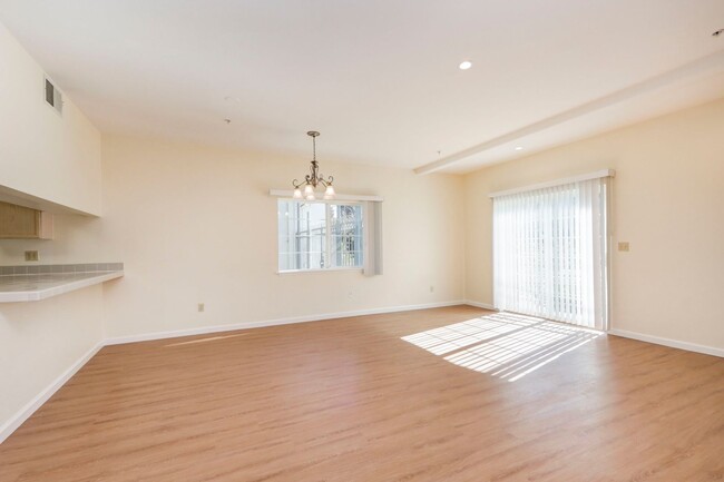 Building Photo - Large 2 Bed/2 Bath San Mateo condo near do...