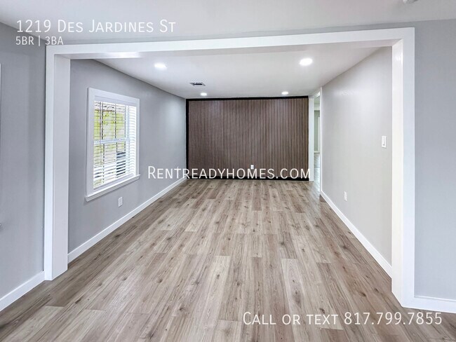 Building Photo - 1219 Des Jardines St