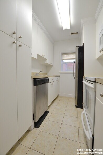 Building Photo - 128 Newton St