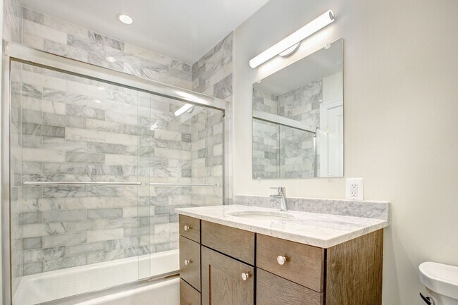 Building Photo - 633 C St NE