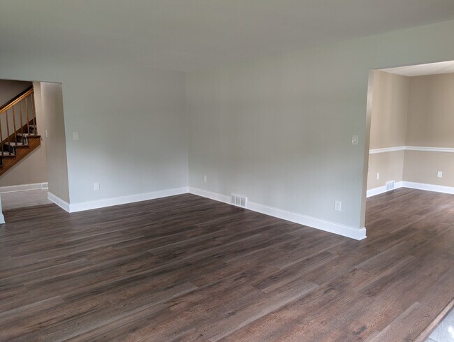 Building Photo - Spacious 4 bedroom 3 bathroom family home in Neenah
