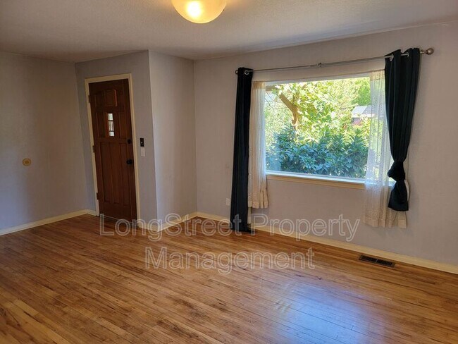 Building Photo - 780 SE Marion Ave