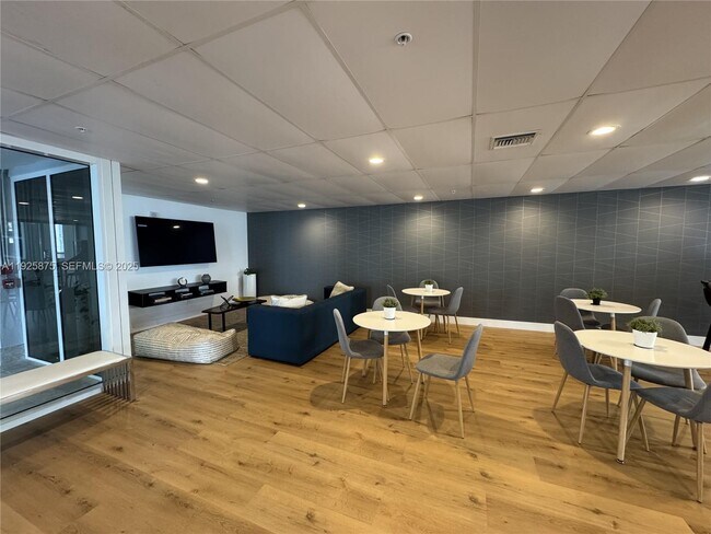 Building Photo - 170 SE 14th St