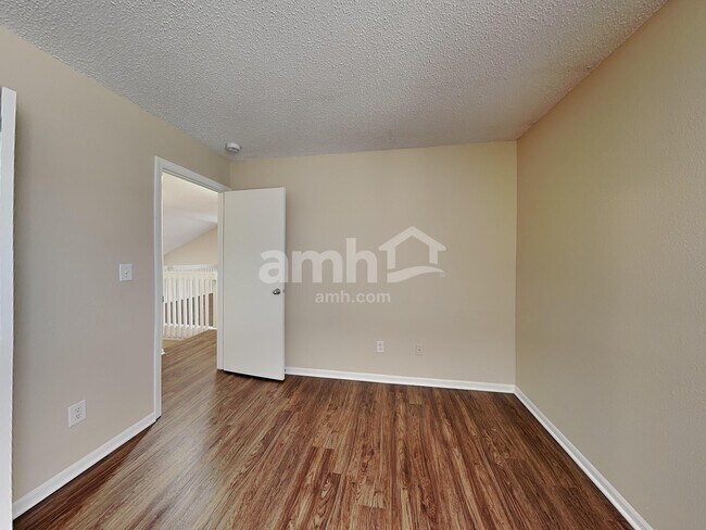 Building Photo - 5426 Alameda Rd