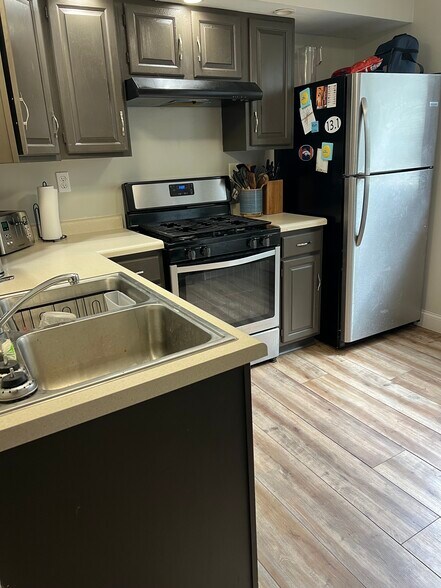 Kitchen - 286 Prior Ave N