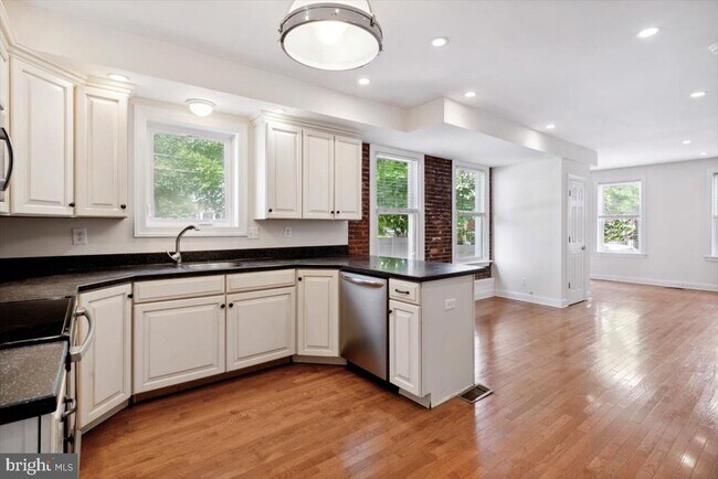 Building Photo - 220 S Matlack St