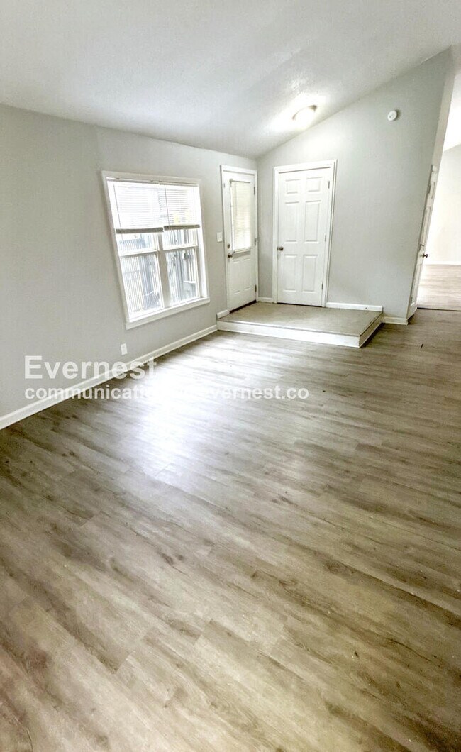 Building Photo - 3 Bed, 2 Bath Home with Carport / Pet-Frie...