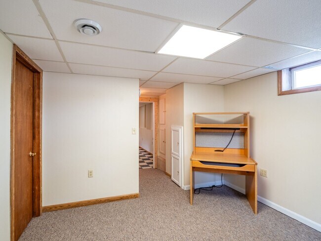 Building Photo - Welcome to ECoe House!