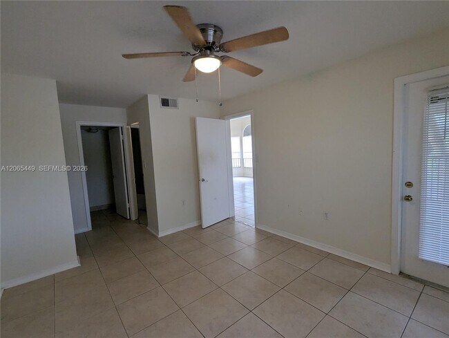 Building Photo - 15201 Glenmoor Dr